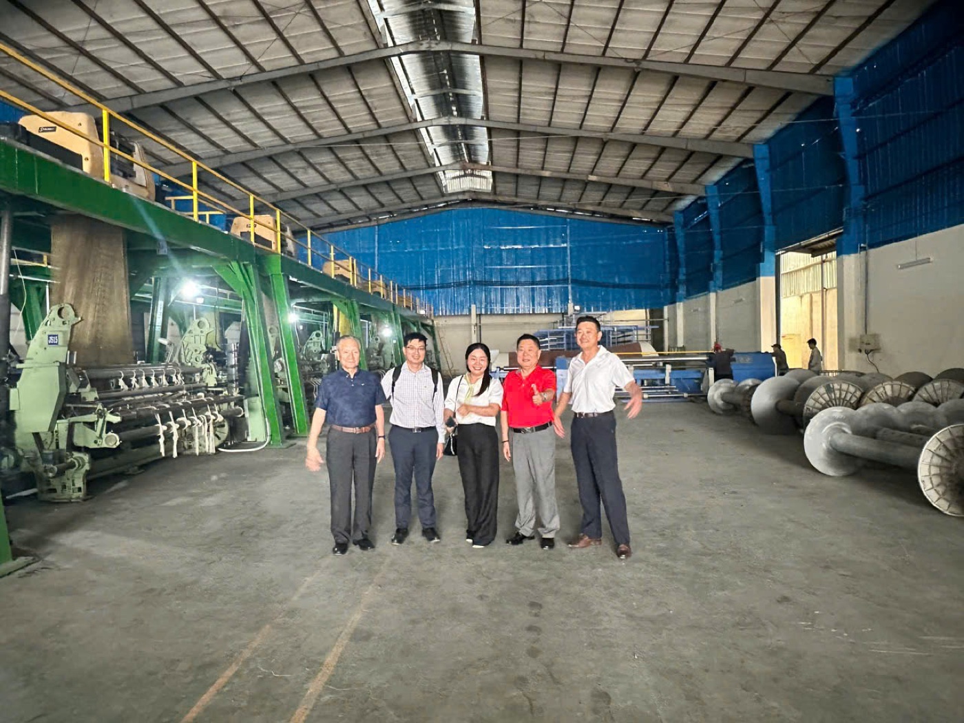Đối tác nước ngoài đến tận xưởng dệt để kiểm chứng chất lượng